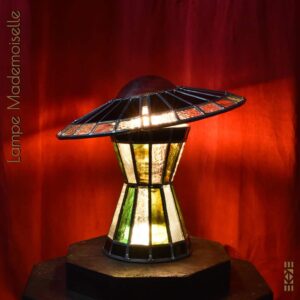 Lampe-Mademoiselle--EKAYE--allumée-rideaux-rouges
